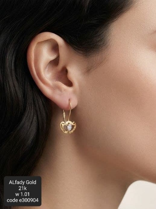 حلق ذهب عيار 21 بتصميم أنيق ومميز يضفي لمسة ساحرة