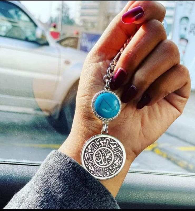 ميدالية بالاسم وخرزة زرقاء