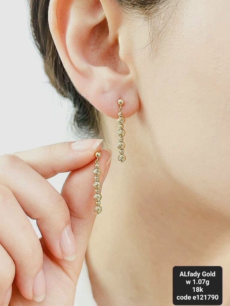 حلق ذهب عيار 18 بتصميم أنيق ومميز يضفي بريقاً ساحراً
