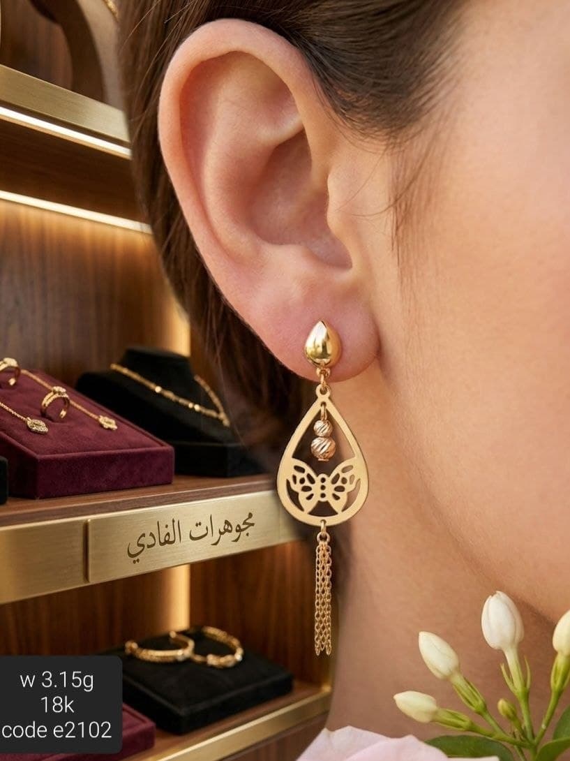 حلق ذهب عيار 18 بتصميم أنيق ورقيق يضيء إطلالتك